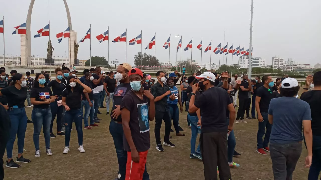 Jóvenes vuelven a la Plaza de la Bandera a protestar