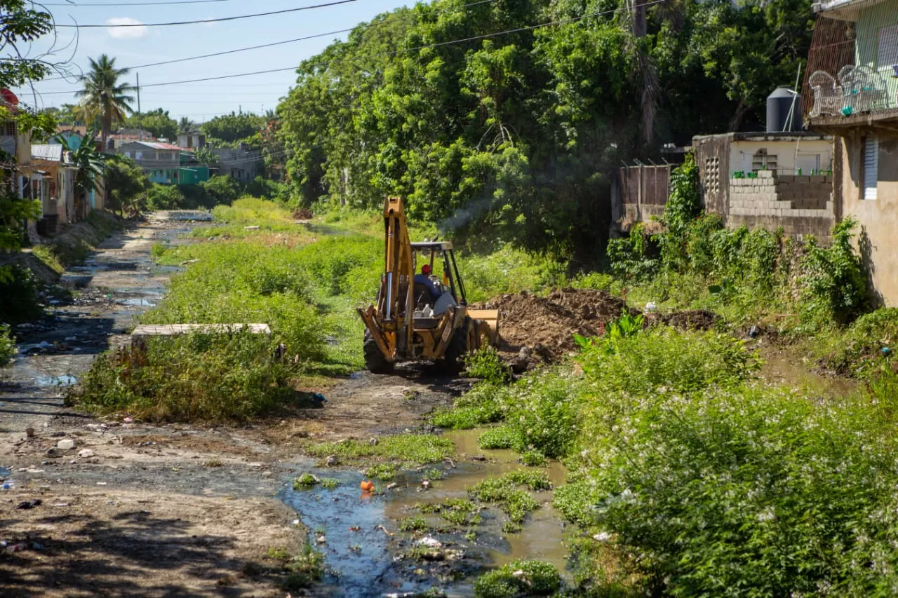 Alcaldía de Puerto Plata emprende jornada limpieza de cañadas y encaches para evitar inundaciones