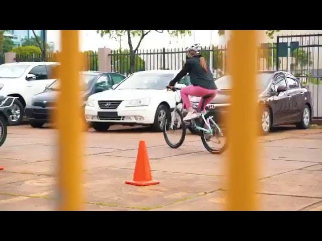 Carolina Mejía llega en bicicleta al Ayuntamiento del DN para promover su uso
