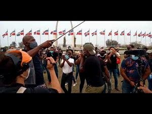 Jóvenes vuelven a la Plaza de la Bandera a protestar