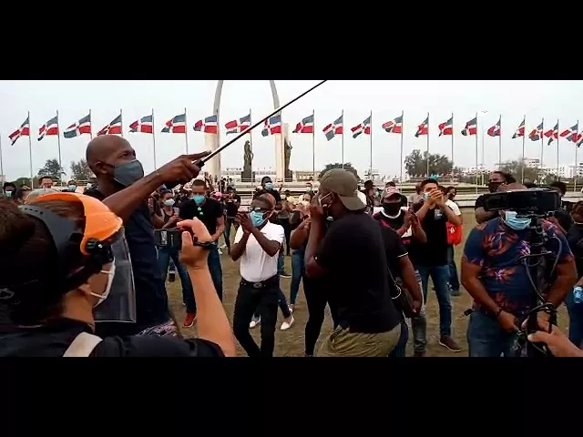 Jóvenes vuelven a la Plaza de la Bandera a protestar