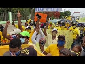 Cientos de personas marchan hacia el Palacio Nacional exigiendo 30% de las AFP