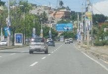 Propagandistas modifican el paisaje semiurbano de la autopista Seis de Noviembre con carteles políticos