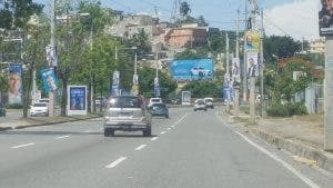 Propagandistas modifican el paisaje semiurbano de la autopista Seis de Noviembre con carteles políticos