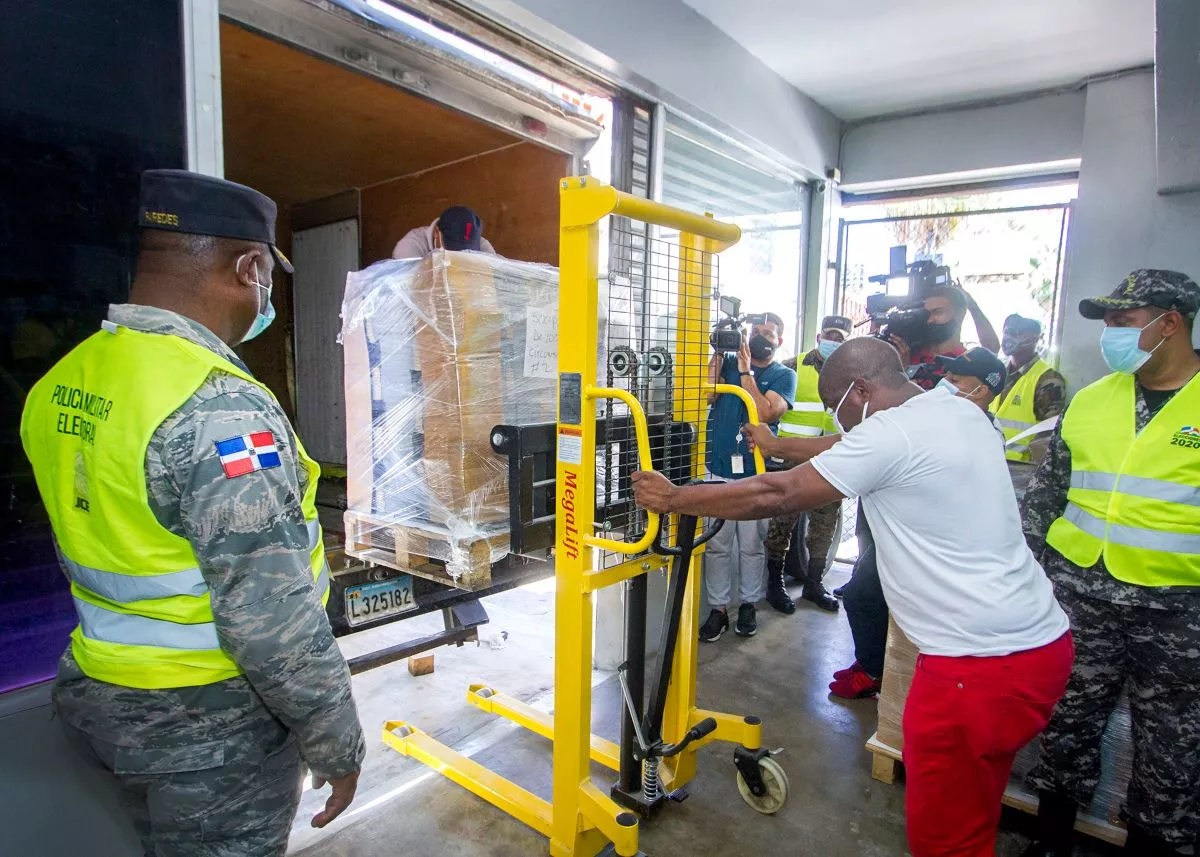 JCE inicia traslado de 257,121 boletas del exterior hacia almacén de logística