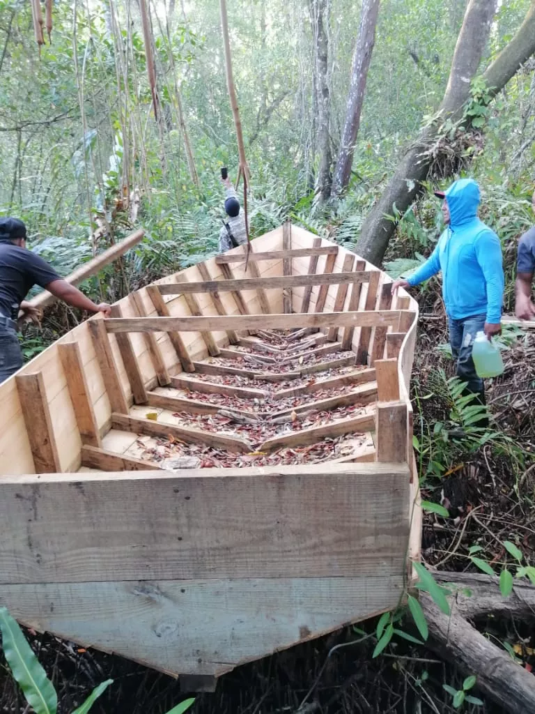 Armada se incauta yola en fase de construcción final