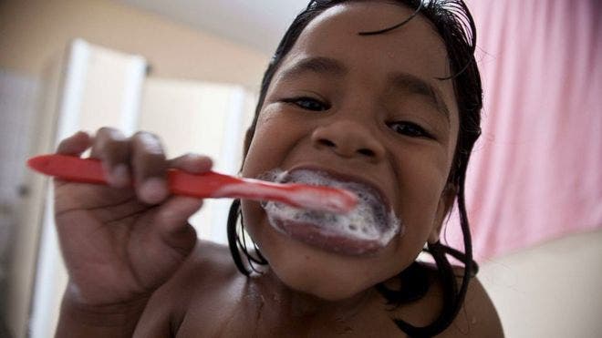 Por qué cepillarte los dientes es bueno para tu cerebro