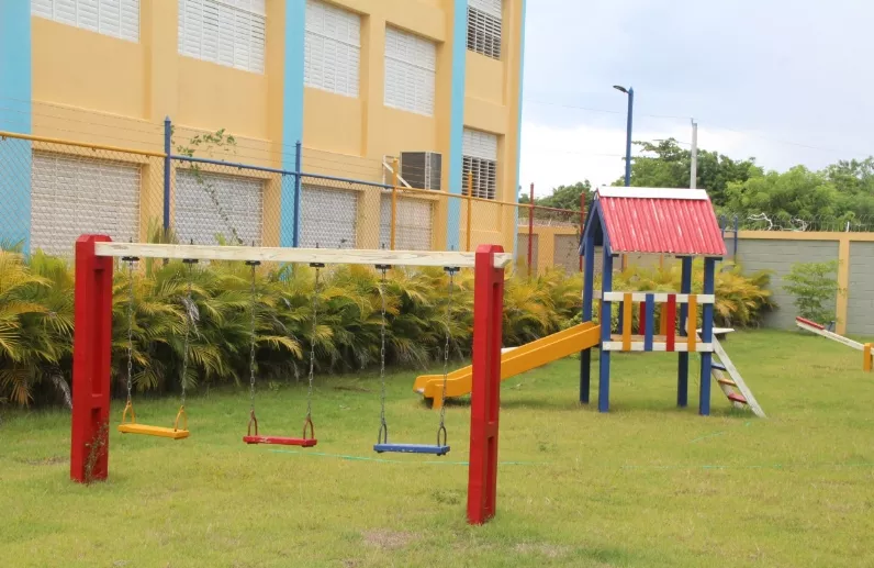 Danilo Medina entrega 13 escuelas y 4 estancias en Santo Domingo