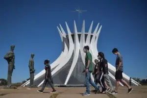 100 mil trabajadores de correo inician huelga indefinida en Brasil