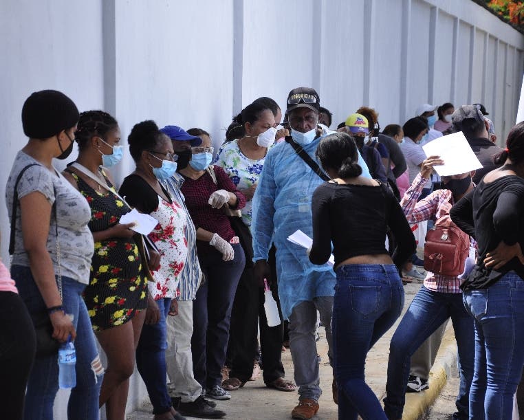 Avalancha de gente obliga a hospital Moscoso Puello a ampliar espacios