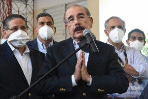 Danilo Medina crea la comisión de transición