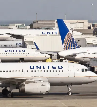 Aerolíneas de EEUU se desmarcan de United y no requerirán vacuna a empleados