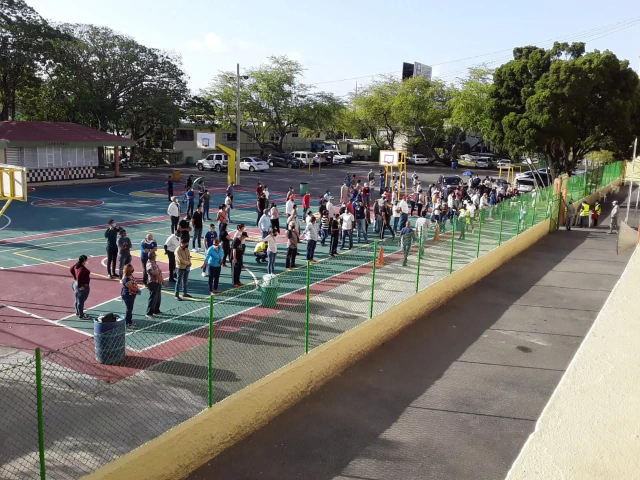 Puntual y con estricto respeto al distanciamiento inician votaciones en centro San Francisco de Asís