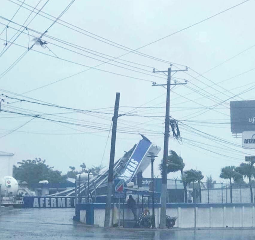 Fuertes vientos de tormenta Isaías derriban árboles, letreros y postes eléctricos en Puerto Plata