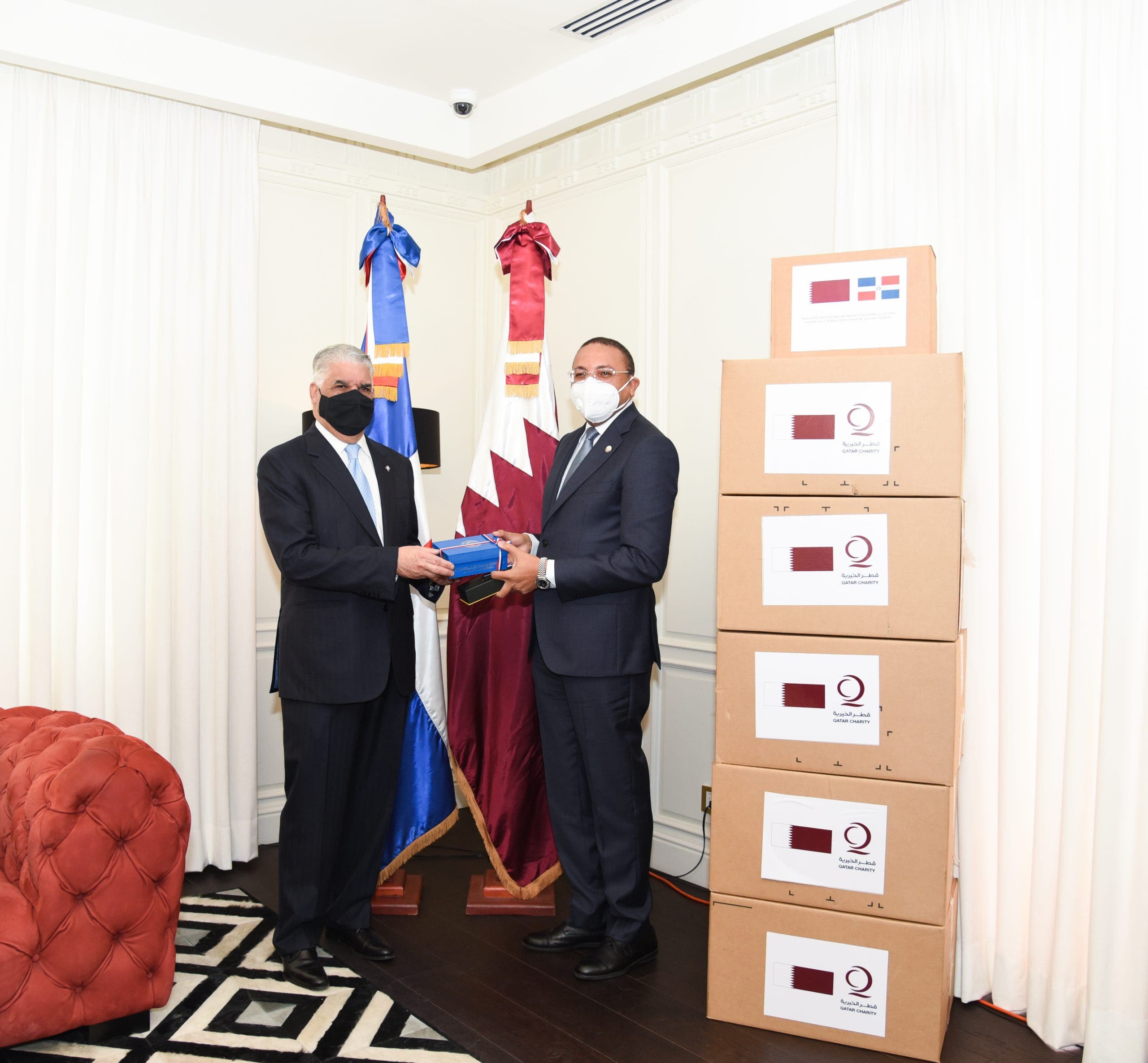 Canciller Miguel Vargas recibe donativo de insumos médicos de ONG Qatar