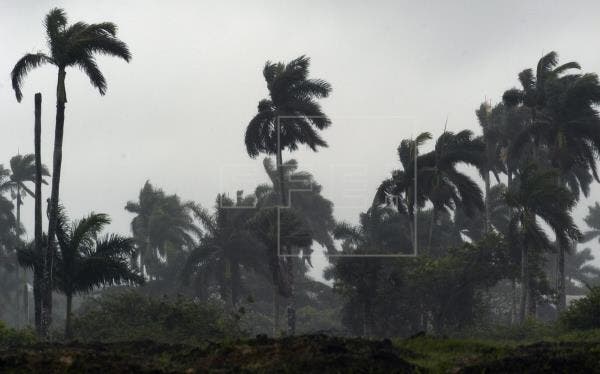 Gonzalo solo deja lluvia por islas del Caribe al debilitarse como depresión