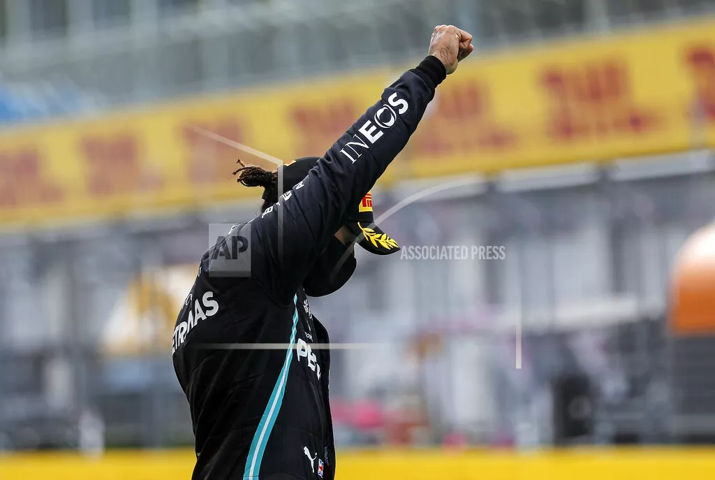 F1: Hamilton alza puño en el podio en contra del racismo