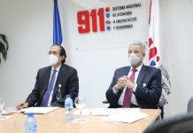 Gustavo Montalvo muestra el Sistema 911 a su relevo, Lisandro Macarrulla