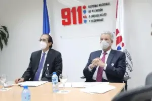 Gustavo Montalvo muestra el Sistema 911 a su relevo, Lisandro Macarrulla