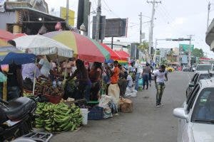 Ocupación de espacios públicos en Villa Mella obstaculiza tránsito vehicular y peatonal