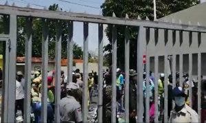 Decenas de manifestantes piquetean frente a la alcaldía de SDE en reclamo de pago y que no los despidan