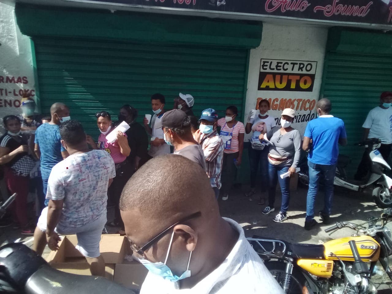 Gran aglomeración de votantes, repartición de dinero y  vendedores informales  y simpatizantes próximo al  recinto de votación Fidel Ferrer