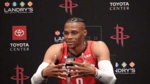 Westbrook, de Rockets, da positivo al Covid-19, y sigue en Houston