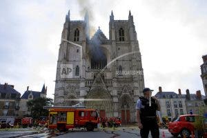 Fuego en catedral francesa de Nantes destruye famoso órgano