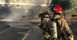 Tren se descarrila sobre un puente en EE.UU y causa un aparatoso incendio