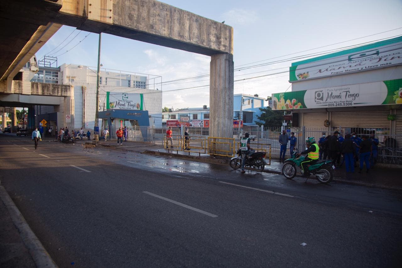 Alcaldía Santo Domingo Norte desaloja buhoneros  en estación Mamá Tingó