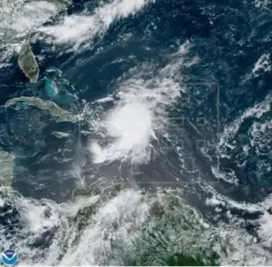 La tormenta Isaías causa fuertes lluvias y vientos en su paso por RD