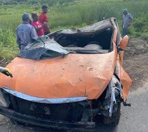 Tres heridos al volcarse automóvil en carretera turística general Gregorio Luperón