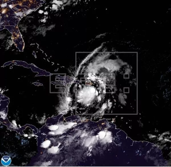 Isaías descarga sobre Puerto Rico antes de llegar a R. Dominicana y Haití