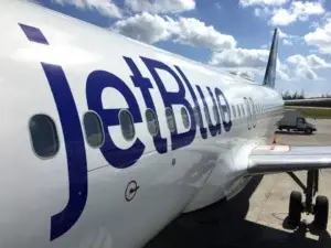 Pasajeros de JetBlue se quejan por retrasos de vuelos