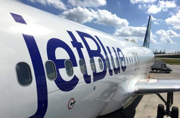 Avión de JetBlue con destino a NY aterrizó en el AILA tras calentamiento en el motor