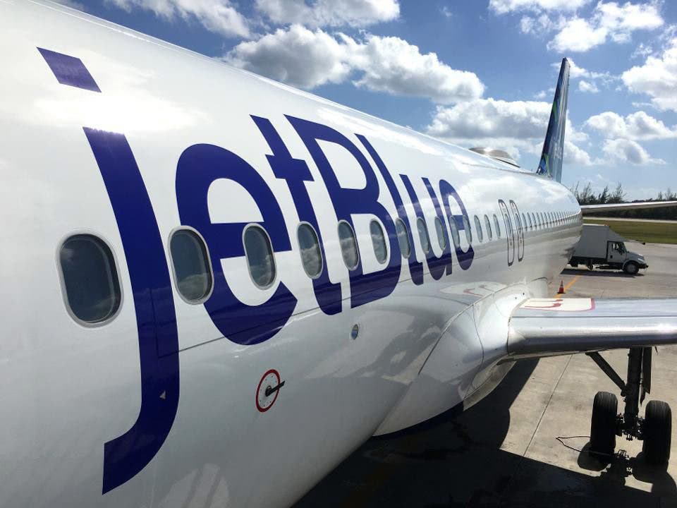 JetBlue pide disculpas y dice que trabaja en plan de acción para mitigar inconvenientes