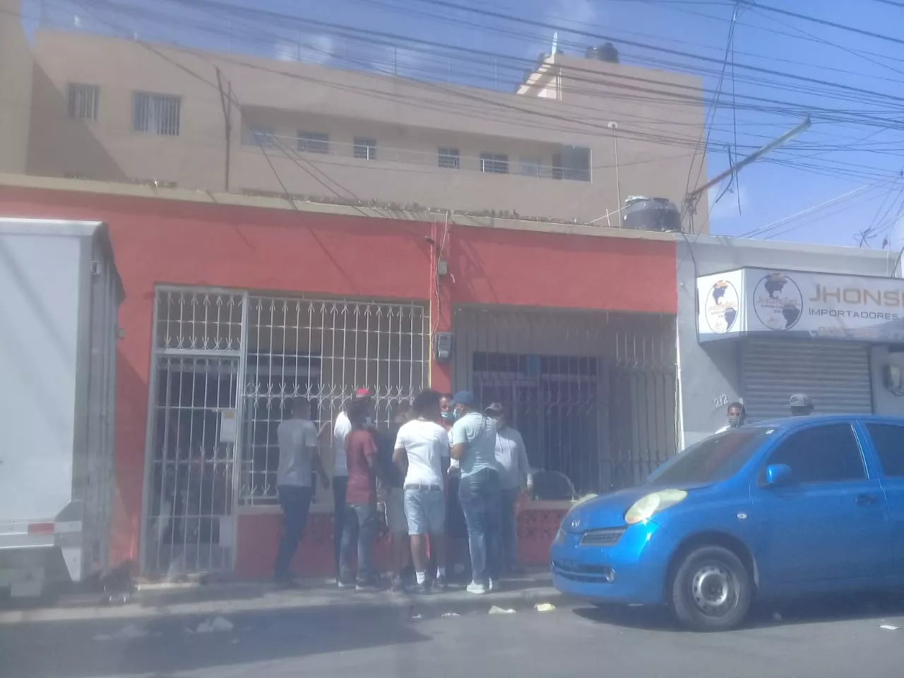 Jóvenes reparten dinero próximo a centro de votación Fidel Ferrer