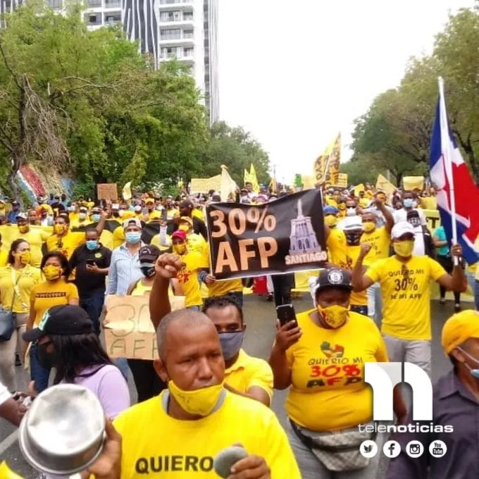 Decenas de personas marchan hacia el Congreso exigiendo 30% de las AFP