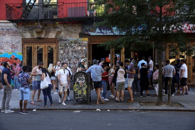 Nueva York amenaza con cerrar bares tras un fin de semana con muchedumbres