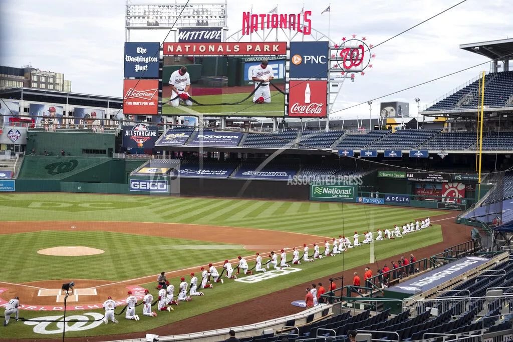 Yanquis y Nacionales se arrodillan, antes de juego inaugural