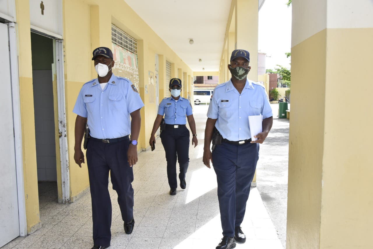 Policía Escolar realiza amplio operativo de supervisión por escuelas de San Cristóbal y Baní