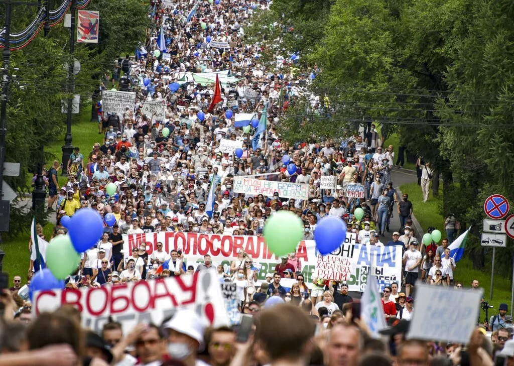 Protesta masiva contra el arresto de gobernador ruso