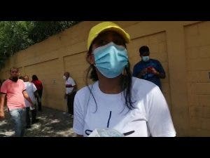 PRM hace sutil propaganda política regalando mascarillas en entradas de recintos electorales