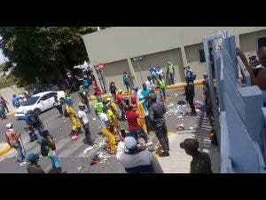 Miembros de la Policía Nacional cierran puerta de entrada de la alcaldía de SDE ante protestas