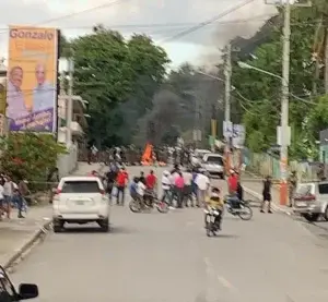 Video: Fuerte tiroteo en la Junta Electoral de Comendador,  Elías Piña, por reconteo de votos