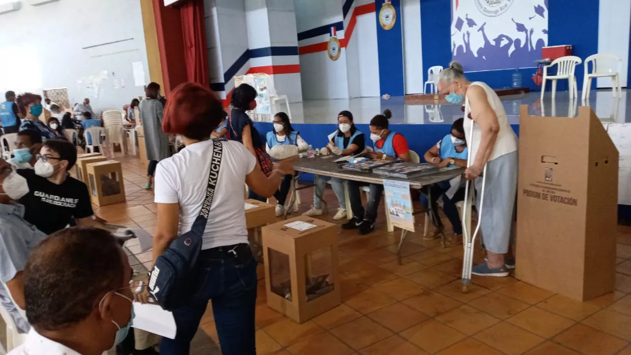 Centros de votación de Santo Domingo abarrotados desde temprano