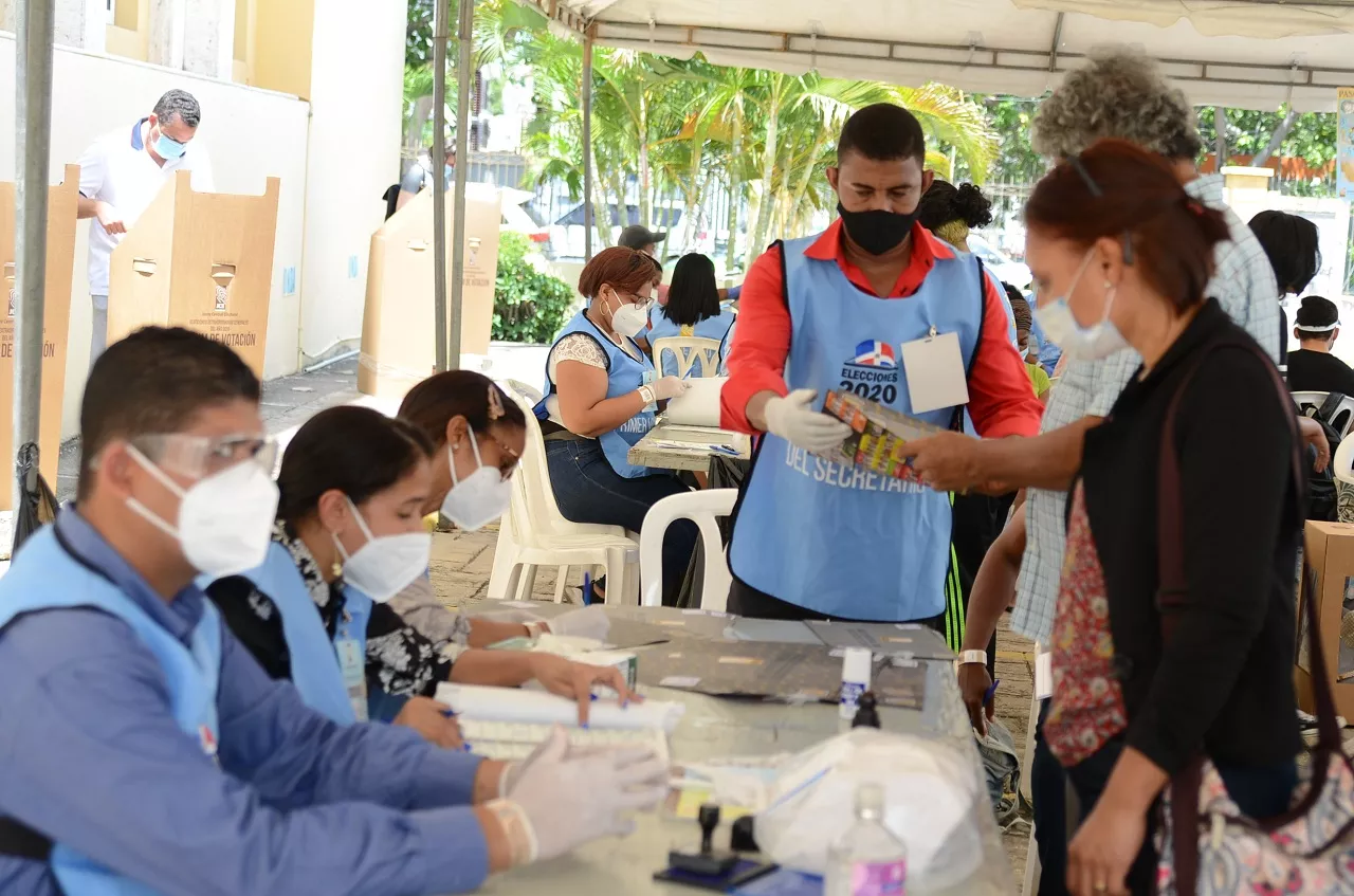 En calma, ciudadanos ejercen el voto en zona metropolitana de Santo Domingo