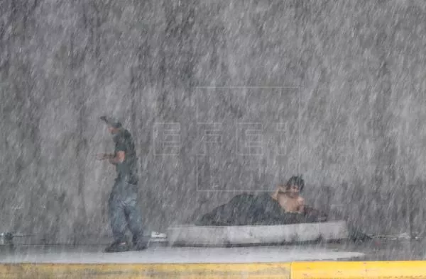 Zona de baja presión se acerca a las Antillas Menores con lluvia y viento