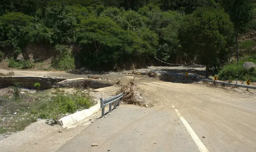 Comunitarios denuncian deterioro tramo carretero Padre Las Casas-Guayabal 