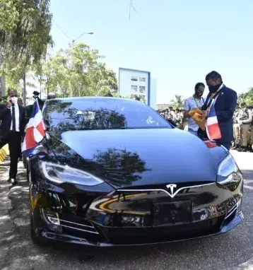 ASOFER elogia Abinader usara carro eléctrico